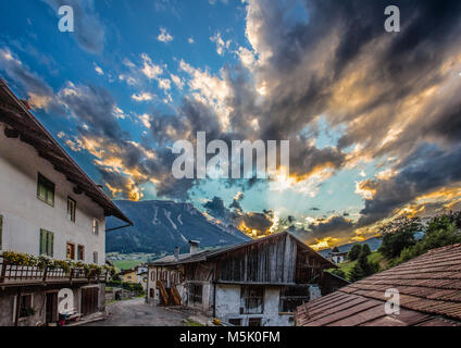 Vue d'été d'une route du centre de la ville de Moena, Trento, au coucher du soleil, dans les Dolomites, Trentin, Italie Banque D'Images