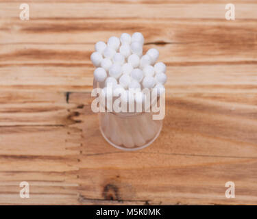 Double organique coton fin et l'oreille de tampons, de bourgeons sur fond vintage en bois Banque D'Images