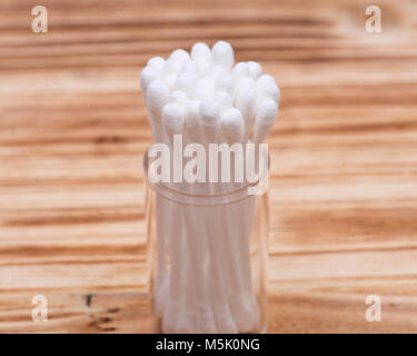 Double organique coton fin et l'oreille de tampons, de bourgeons sur fond vintage en bois Banque D'Images