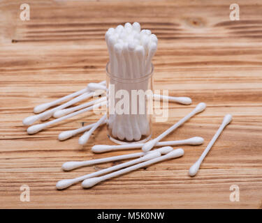 Double organique coton fin et l'oreille de tampons, de bourgeons sur fond vintage en bois Banque D'Images