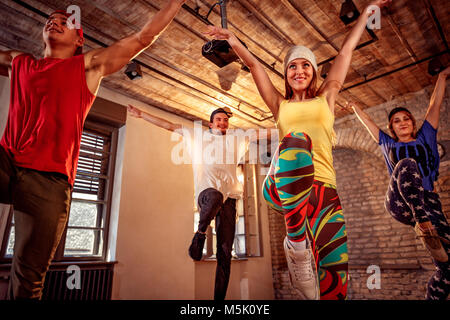 Groupe de danses modernes de formation danseur professionnel en studio. Le sport, la danse et la culture urbaine concept Banque D'Images