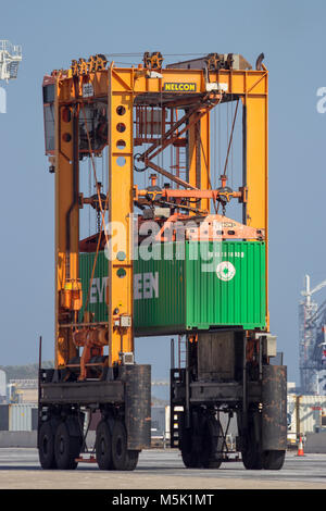 ROTTERDAM - SEP 6, 2015 : Déménagement de l'opérateur de conduite à cheval un conteneur de fret dans un terminal d'expédition dans le port de Rotterdam. Banque D'Images