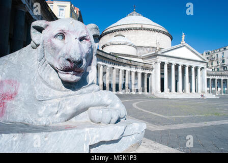 La Piazza del Plebiscito est l'une des plus grandes et des plus belles places de Naples. Il est situé au coeur du centre historique Banque D'Images