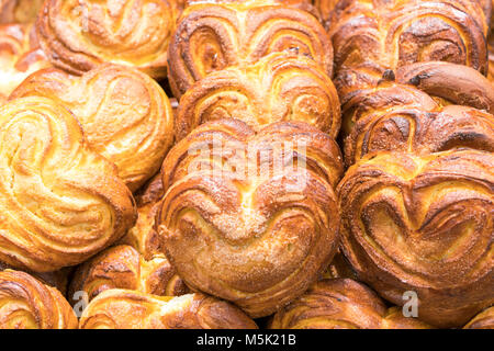 La pâtisserie fraîche sous forme de coeurs. Banque D'Images