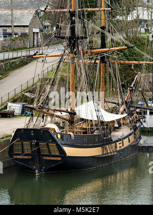 Le Phoenix, grand voilier voilier amarré au port de Charlestown, Cornwall, Angleterre. Charlestown a été utilisé comme lieu de tournage Poldark. Banque D'Images