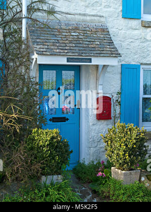 Joli chalet avec chaux peint bleu porte et fenêtre volets roulants, Mousehole, Cornwall, England, UK Banque D'Images