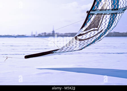 PERM, RUSSIE - février 23, 2018 : fragment d'un cerf-volant pour le snowkite, courant faible sur la glace Banque D'Images