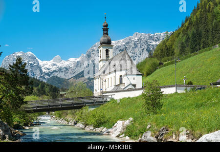 L'église paroissiale de Saint Sébastien, la société Ache, Reiteralpe en arrière-plan, Ramsau, région de Berchtesgaden, Haute-Bavière, Bavière Banque D'Images