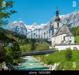 L'église paroissiale de Saint Sébastien, la société Ache, Reiteralpe en arrière-plan, Ramsau, région de Berchtesgaden, Haute-Bavière, Bavière Banque D'Images