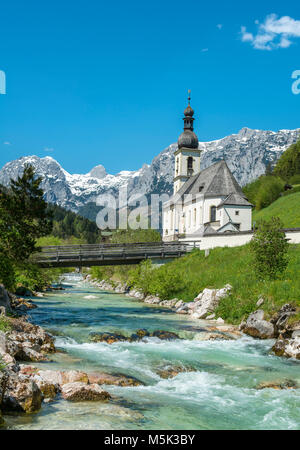 L'église paroissiale de Saint Sébastien, la société Ache, Reiteralpe en arrière-plan, Ramsau, région de Berchtesgaden, Haute-Bavière, Bavière Banque D'Images