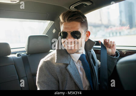Jeune homme d'affaires en voiture limousine service Banque D'Images
