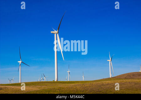 Trois pales produisant de l'énergie Windmill Farm Banque D'Images