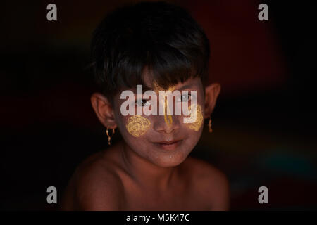 Un Jamtoli Rohingyas fille dans le camp de réfugiés près de Cox's Bazar, le Bangladesh. Son visage est marqué avec thanakha, un birman traditionnel cosmétique. Banque D'Images