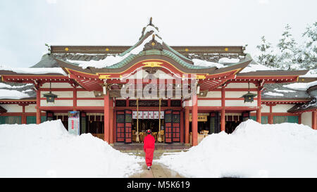 Femme japonaise en rouge au Temple avec de la neige Banque D'Images