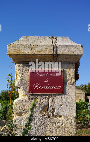 Plaque de rue 'grands vin de bordeaux" avec du vin en arrière-plan. Bordeaux, Gironde, France Banque D'Images