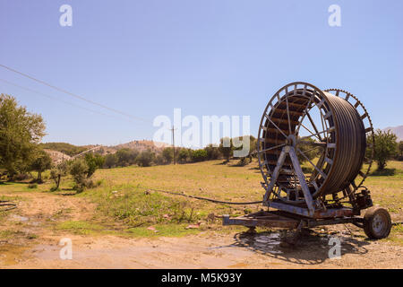 Système de gicleurs d'arroser les champs en Grèce Banque D'Images