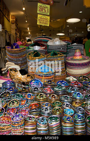 Chapeau mexicain en vente, boutique de souvenirs à la promenade promenade de jouer del Carmen, Mexique, Caraïbes Banque D'Images