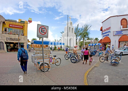 Un Fahrradhaendler von der Flaniermeile Playa del Carmen, Mexique, Caraïbes | Boutiques Cycle à la promenade la promenade de Playa del Carmen, Mexique, Caraïbes Banque D'Images