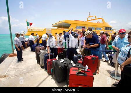 Les voyageurs dans auf dem Pier Warten auf das Einsteigen dans die Faehre nach Cozumel, Playa del Carmen, Mexique, Caraïbes | voyageur sur le quai en attente pour l'embarquement Banque D'Images