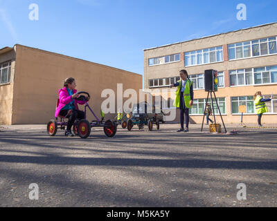 Voronezh (Russie - le 26 avril 2017 : les enfants jouent sur le site avant de l'école dans l'organisation du trafic Banque D'Images