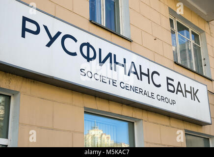 Voronezh (Russie - 27 Avril 2017 : Panneau de la 'banque' sur Rusfinansbank Pushkinskaya street dans la ville de Voronezh Banque D'Images