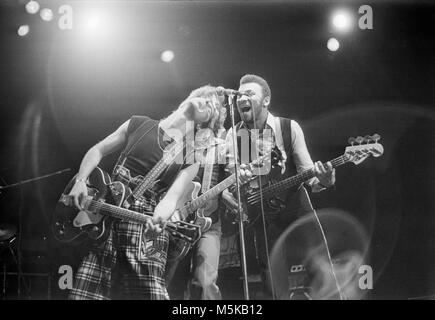 Steve Harley, George Ford, et Jo Partridge, du groupe pop rock britannique Cockney Rebel, sur scène à l'Hammersmith Odeon à Londres en 1976. Banque D'Images