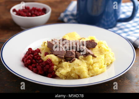 La venaison avec purée de pommes de terre et sauce aux airelles Banque D'Images