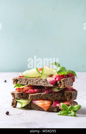 Sandwiches au saumon mariné de betterave Banque D'Images