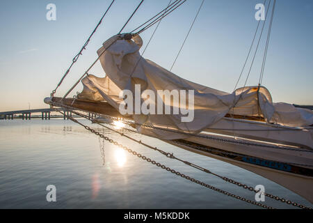 La lumière du soleil se reflète sur les eaux de la baie de Chesapeake et illumine derrière les voiles de bateau traditionnel le listao, traiter Island, Maryland. Banque D'Images