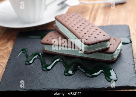 Glace Pistache sandwichs sur une liste de sélection Banque D'Images