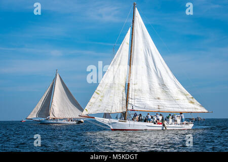 Deux bateaux de listao traditionnel au coude à coude sur la baie de Chesapeake en accord annuel Island Race, Listao Deal Island, Maryland. Banque D'Images