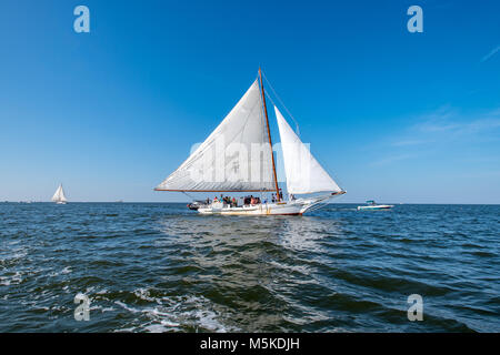 Mighty voiles de bateau bonite traditionnelle capte les vents sur l'île de la baie de Chesapeake, traiter, au Maryland. Banque D'Images