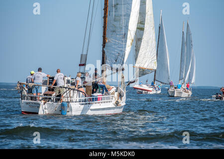 Groupe de personnes de la voile sur le bateau de listao traditionnel sur la baie de Chesapeake au cours de l'assemblée annuelle de l'île s'occuper des courses, s'occuper de listao Island, Maryland. Banque D'Images