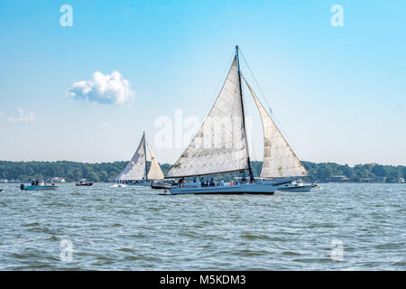 Deux bateaux de listao traditionnel au coude à coude sur la baie de Chesapeake en accord annuel Island Race, Listao Deal Island, Maryland. Banque D'Images