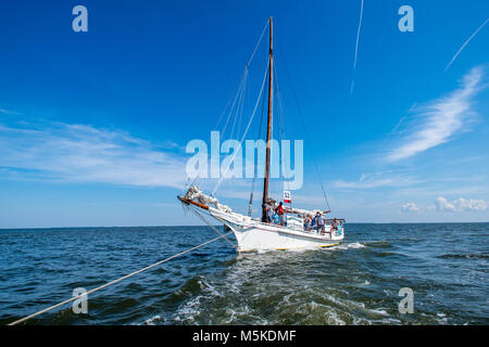 Corde attachée à la bonite traditionnels voile que c'est tirée le long des eaux de la baie de Chesapeake, traiter, l'île dans le Maryland. Banque D'Images