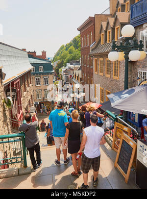 Les touristes sur l'Escalier Casse-Cou (étapes de l'Éclair), le Vieux Québec, ville de Québec, la Province du Québec, Canada. Le nom de leur raideur et construit en 1635 Banque D'Images