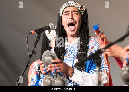 Les membres de la bande de groupe musical, Innov Gnawa, chantant et jouant de la vie krakebs National Folk Festival, Greensboro, Caroline du Nord. Banque D'Images