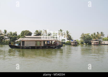 Un bateau dans les eaux troubles de Alleppy, Kerala, Inde Banque D'Images