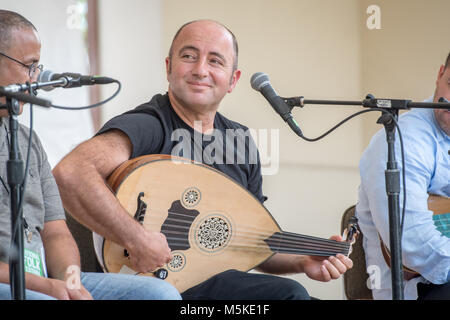 Les états de célébration égyptienne de sourire et de jouer du luth dans le groupe performance à vie National Folk Festival, Greensboro, Caroline du Nord. Banque D'Images