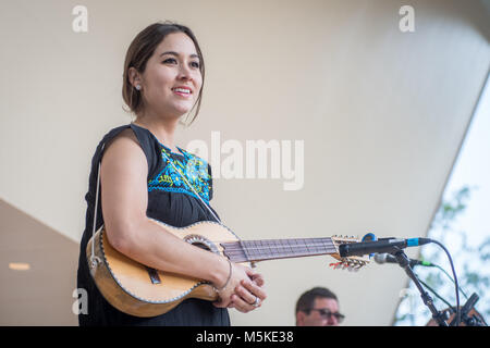 Jeune femme de Los Hermanos Herrera smiling and holding sur soprano, vie National Folk Festival, Greensboro, Caroline du Nord. Banque D'Images