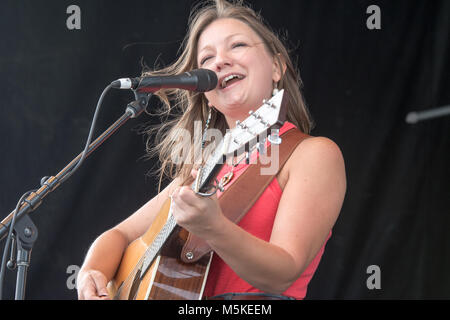 Jeune chanteuse de country, Kelsey Waldon, chante et joue de la guitare acoustique sur la scène du Festival Folklorique National Life, Greensboro, Caroline du Nord. Banque D'Images