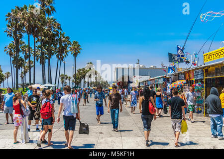 La foule du promenade de Venice Beach à Los Angeles au cours d'une lumineuse et ensoleillée journée de l'été, en Californie. Banque D'Images