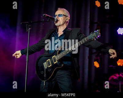 Nik Kershaw joue un violon au Rewind Festival, Scone Palace, Perth, 22 et 23rd juillet 2017 sur la scène principale photo : Martin Bone 23/07/2017 Banque D'Images