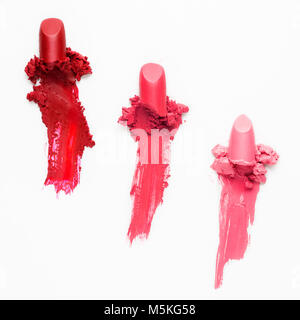 Concept créatif photo d'échantillons de cosmétiques sur fond blanc. Banque D'Images