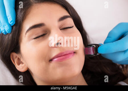 Femme ayant le visage sur son visage en instituts de beauté Banque D'Images