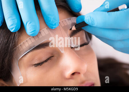 Mikrobleyding sourcils Workflow sur jeune femme dans un salon de beauté. Banque D'Images