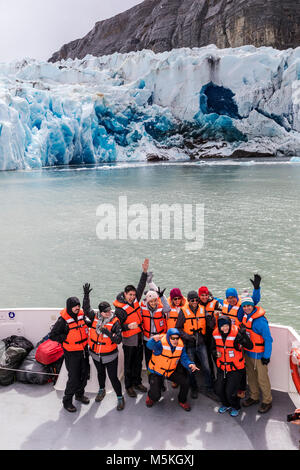 Les touristes sur le bateau voir Glaciar Grey & vêlé iceburgs sur Lago grey ; Parc National Torres del Paine, Patagonie, Chili Banque D'Images