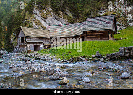 Moulin à eau de travail à l'eau de montagne dans le village Banque D'Images