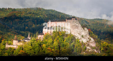 Beau panorama du Château Oravsky hrad - château Oravsky Podzamok Orava en Slovaquie dans Autumnr,Automne Banque D'Images