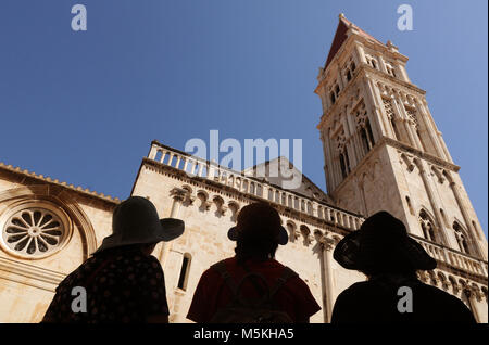 Les gens regardent l'église Saint-Sébastien à St. John Paul II square en Trogir, Croatie. Banque D'Images